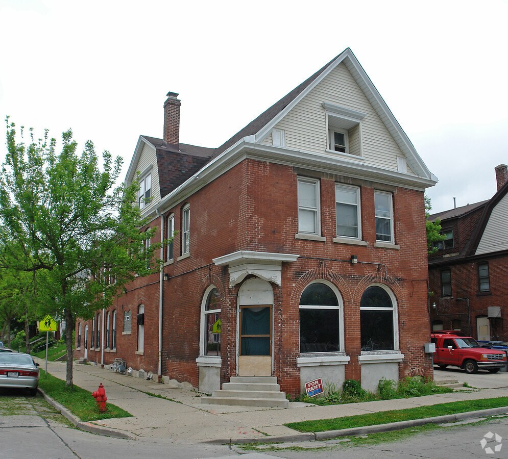 Photo - 800 E Chambers St Apartments