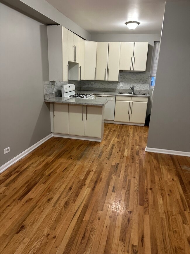Photo - 1635 E 77th St Unidad 3 Rental