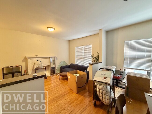 Photo - 730 W Roscoe St