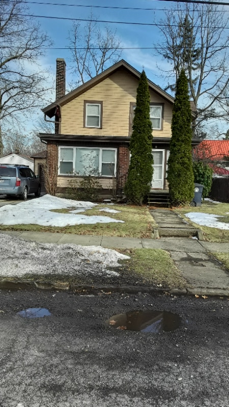 Building Photo - 479 St Leger Ave