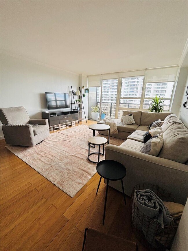 Building Photo - 600 NE 36th St Unit 1917