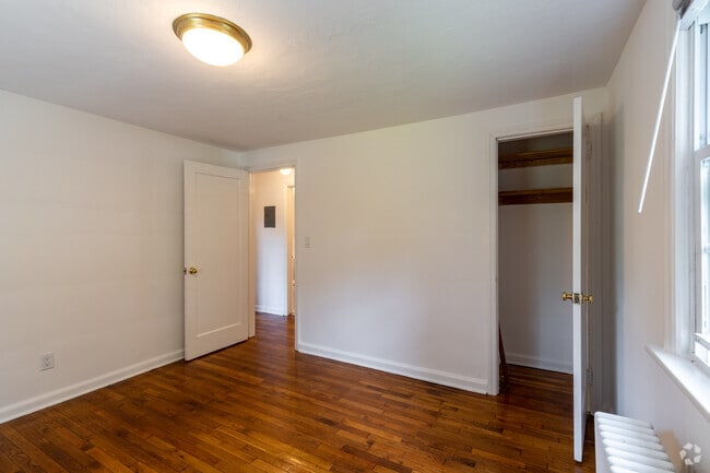 Bedroom 1 - 4 Rm, 2 Bd , 1 Ba - 700SF