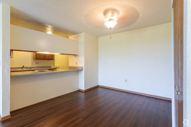 2BR, 2BA - 925 SF