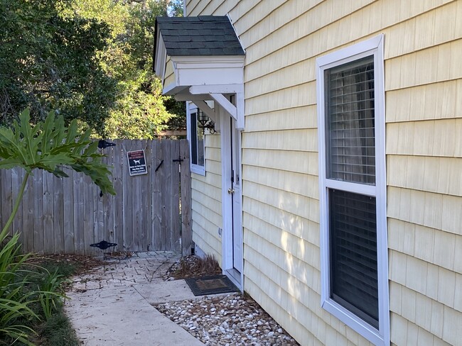 Building Photo - 512 Williams St Unit B - mother-in-law suite