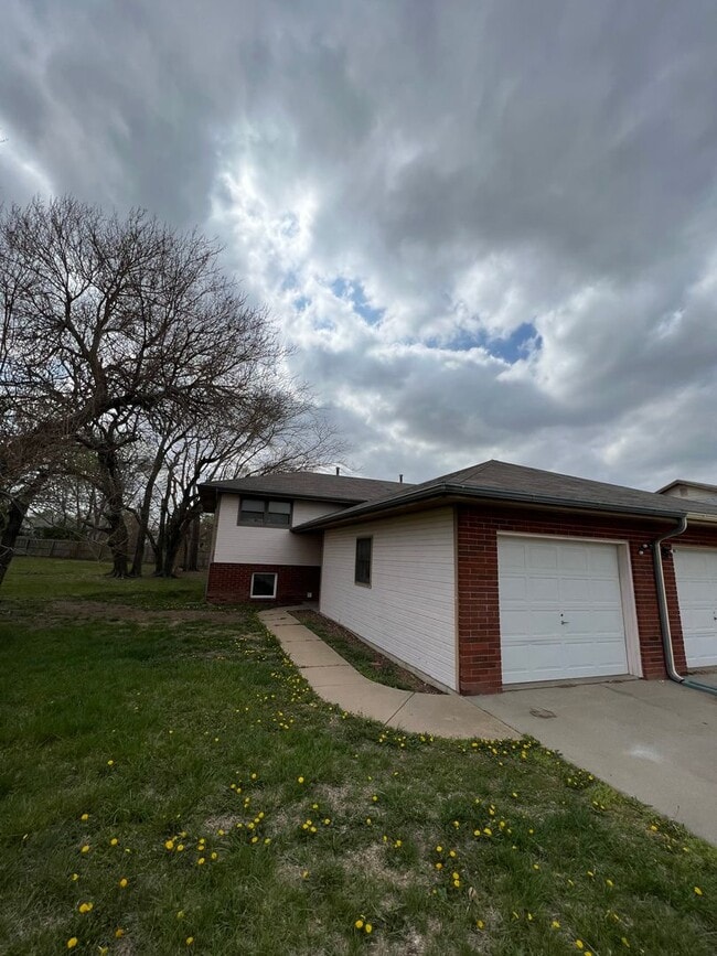 Building Photo - 3 Bedroom Duplex Rental