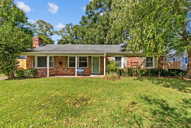 Building Photo - Great Location and Access to Interstate!