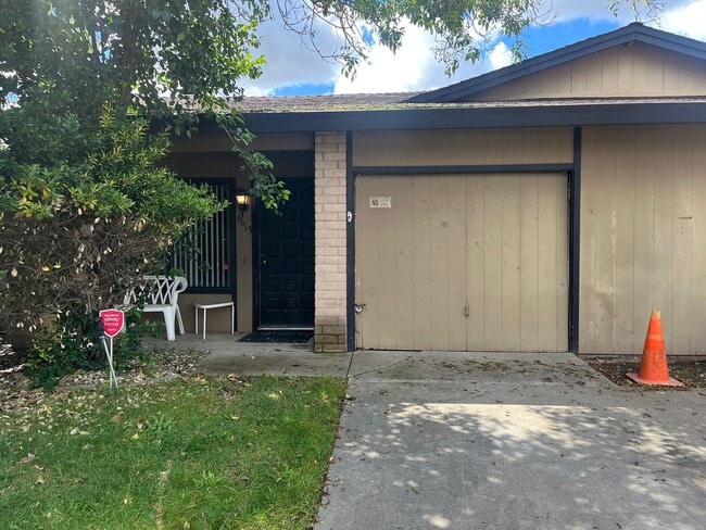 Building Photo - Clean 2 Bedroom, 1 Bath, 917 sqft., 1/2 Plex in Twin Rivers Sacramento