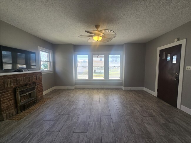 Photo - 3828 Ave S