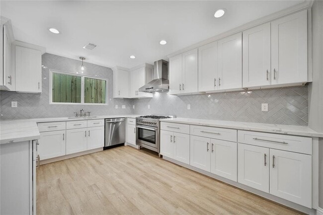 Photo - 2401 McClendon St