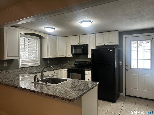 Building Photo - 4 Eastview Dr Unit B