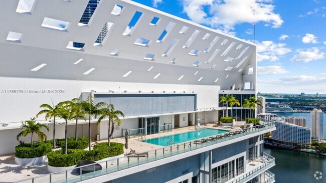 Building Photo - 1300 Brickell Bay Dr Unit 2200 Rental