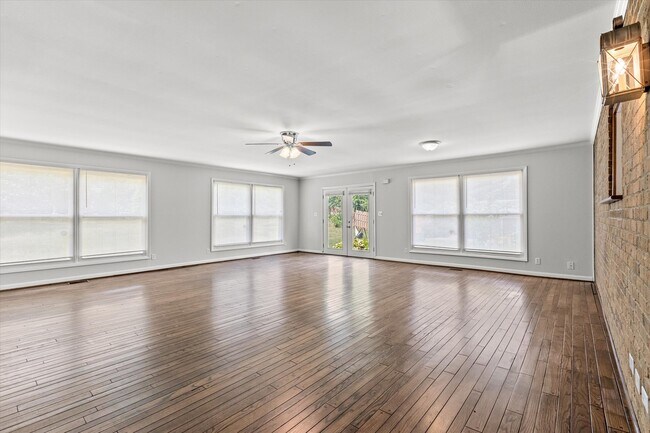 Photo - 831 Malabu Dr