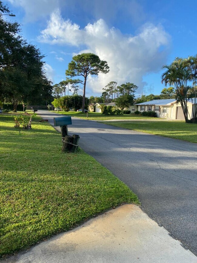 Street view - 1301 SE Sandpiper Ln Unit Main Home