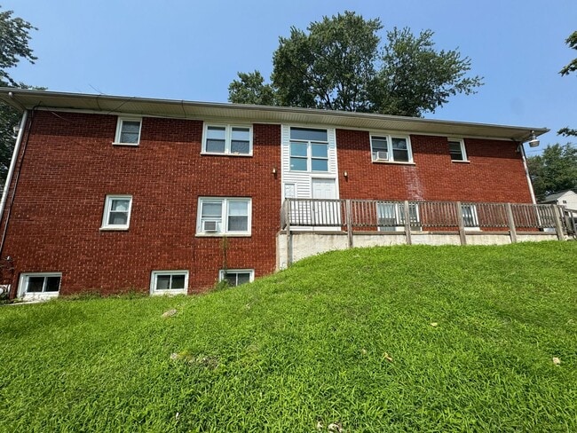 Building Photo - 13th Ave Moline Apartments Unit Apartment 1