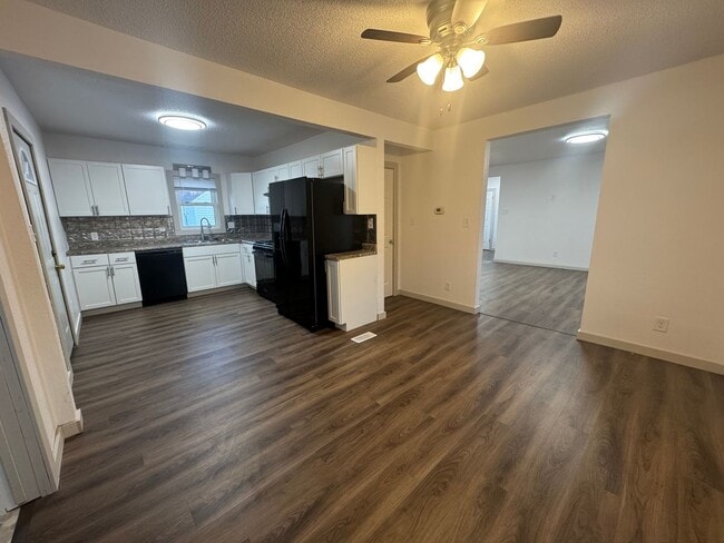 Building Photo - NEW LISTING: Remodeled 4 Bed 2 Bath