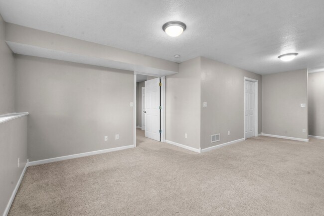 Photo - Beautiful End Unit Condo - 4 Bedrooms, Lin...