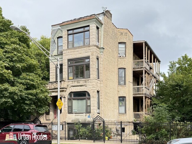 Building Photo - 1009 N Sacramento Ave Unit J07W