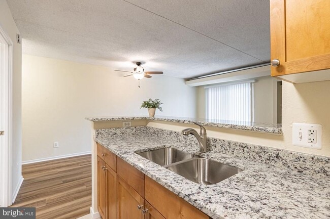 Building Photo - 75 S Reynolds St Unit 318 Rental