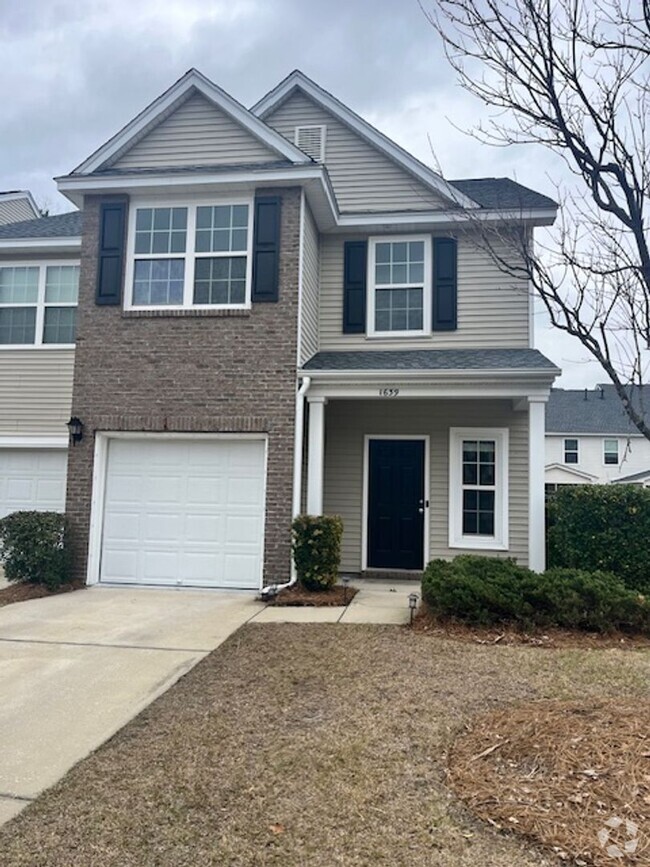 Building Photo - Spacious Carolina Bay Townhouse