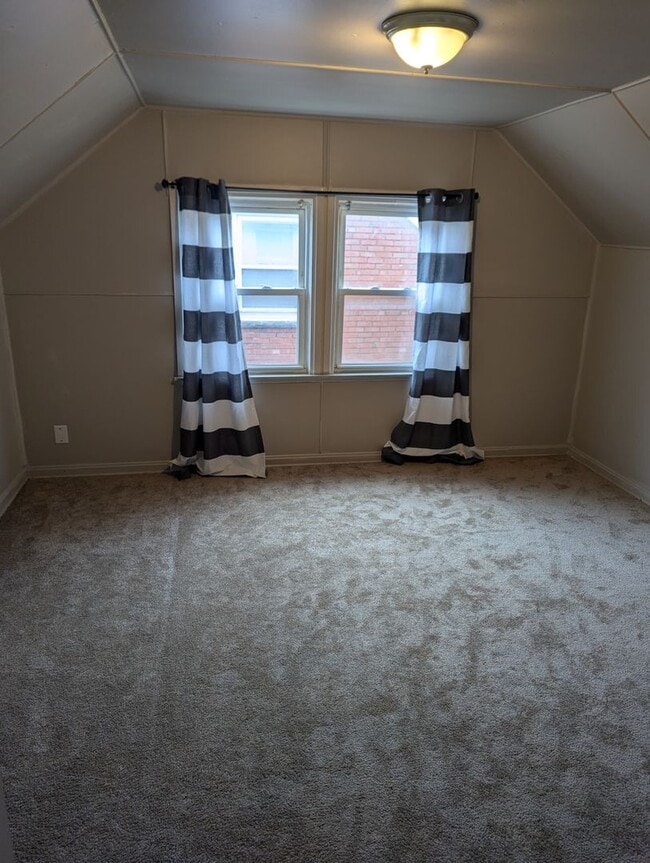 Building Photo - Charming 3-Bedroom Property in Prime Location