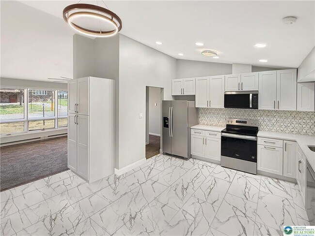 Photo - 308 Hemlock Ln