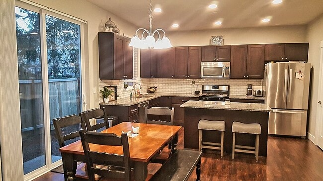 Photo - 1518 Onyx St SE