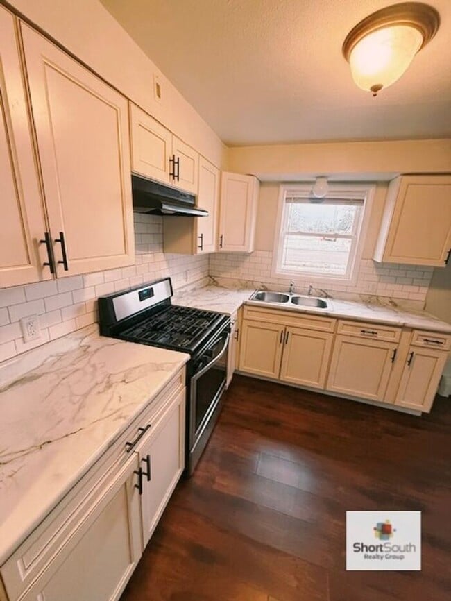 Photo - Updated 2 bed 1 bath lower apartment in Wyoming