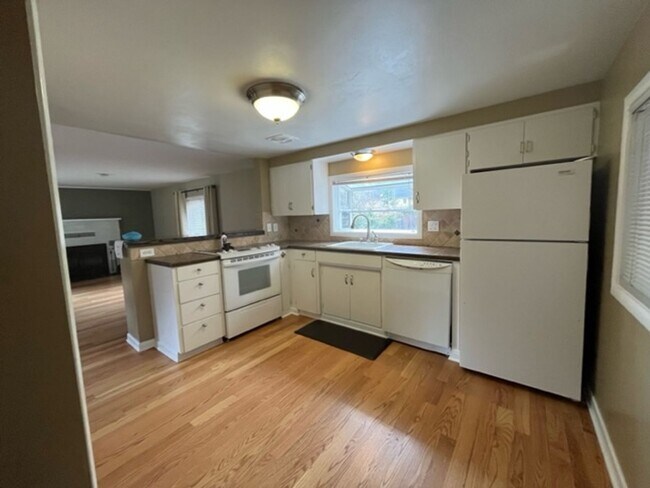 Photo - Charming one level 2 bedroom 1 bath house ...