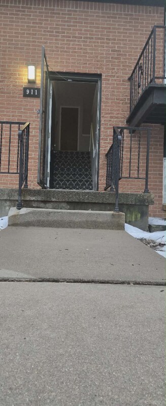 Photo - 911 W River Blvd