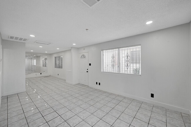 Photo - 4938 Larkspur St
