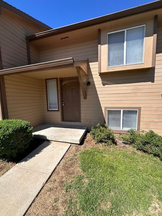 Building Photo - $895 - 2 bed 1.5 bath beautiful bi-level a... Unit 201 Rental