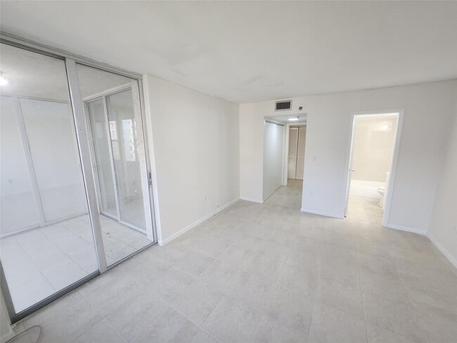 Photo - 17890 W Dixie Hwy Unit 619