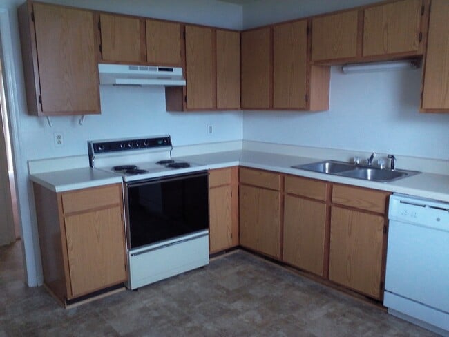 Photo - 2 Bedroom, 1 Bath Downstairs Unit ** Call us about our Move in Special**