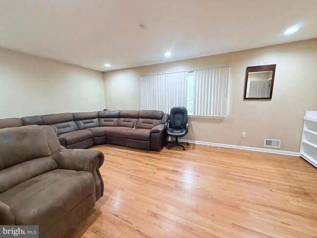 Building Photo - 697 Johnstone St Rental