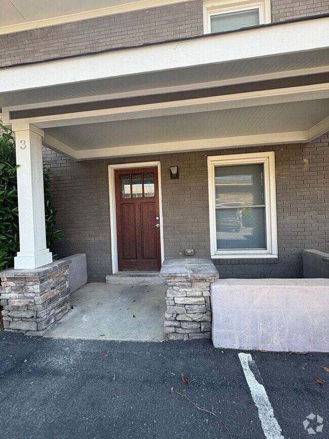 Building Photo - Spacious 2 Bedroom Townhome