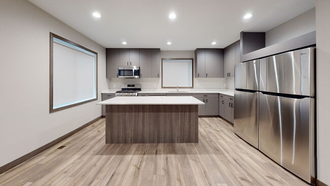 Building Photo - 1806 Como Ave SE Unit #1