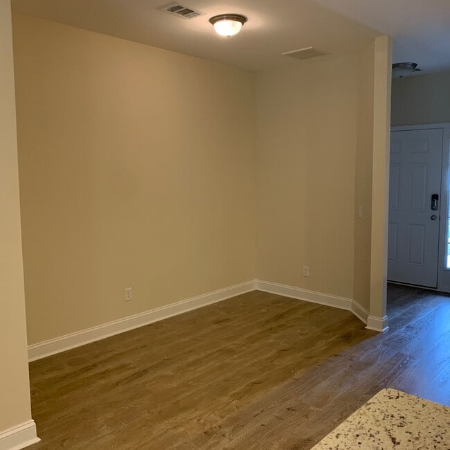 Photo - Very well maintained Townhouse