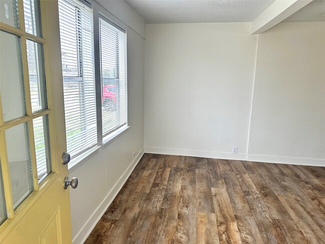 Photo - 1005 Avenue E 1/2