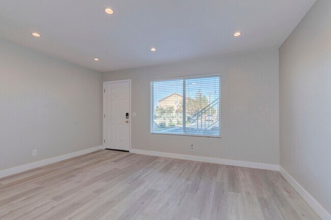 Photo - 471 Rexford Dr Unit 2