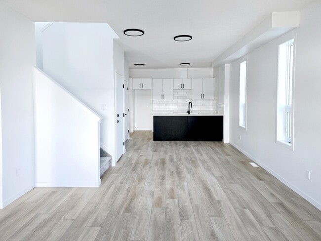 Building Photo - 11633-11688 88 St Unit MAIN 11633