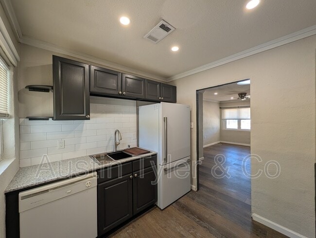 Photo - 2998A Smith St