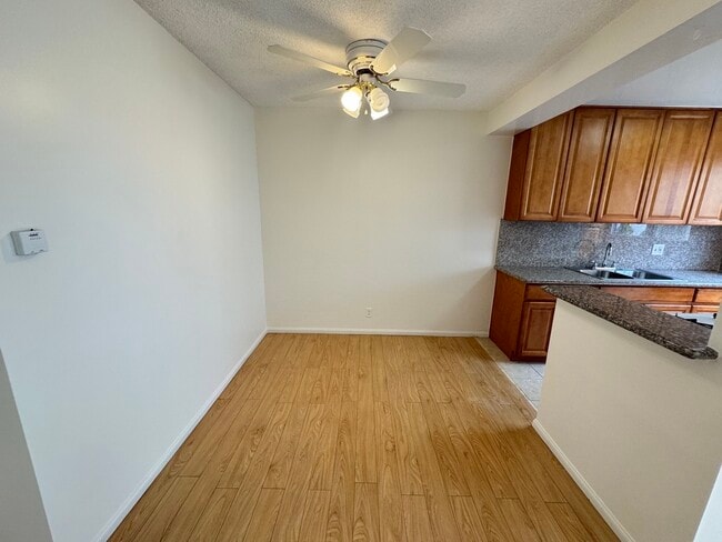 Photo - 555 N Ardmore Ave Unidad 3