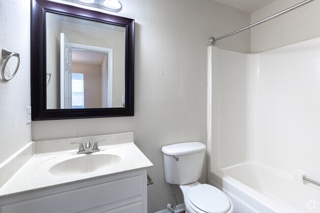 1BR, 1BA - 725SF - Bathroom