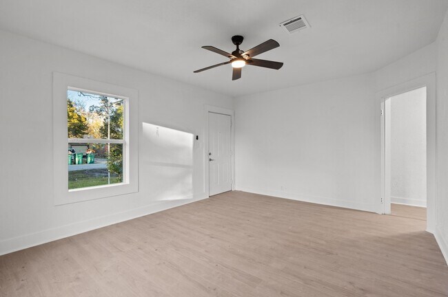 Photo - 2027 Scott St