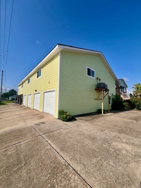 Building Photo - 2305 55th St Unit 3 Rental