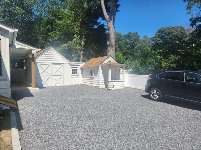 807 Meadow Rd