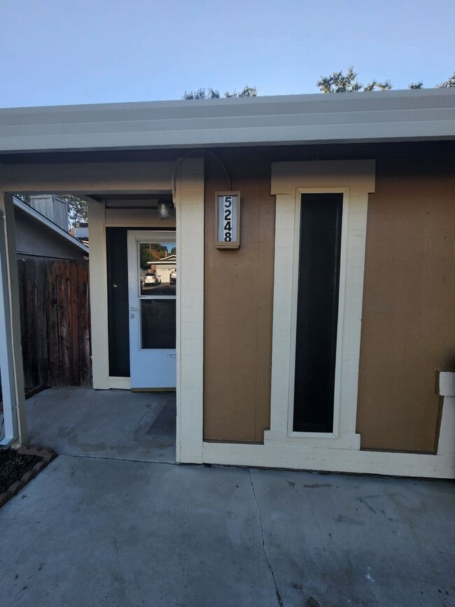 Building Photo - Fair Oaks halfplex - Available Now!