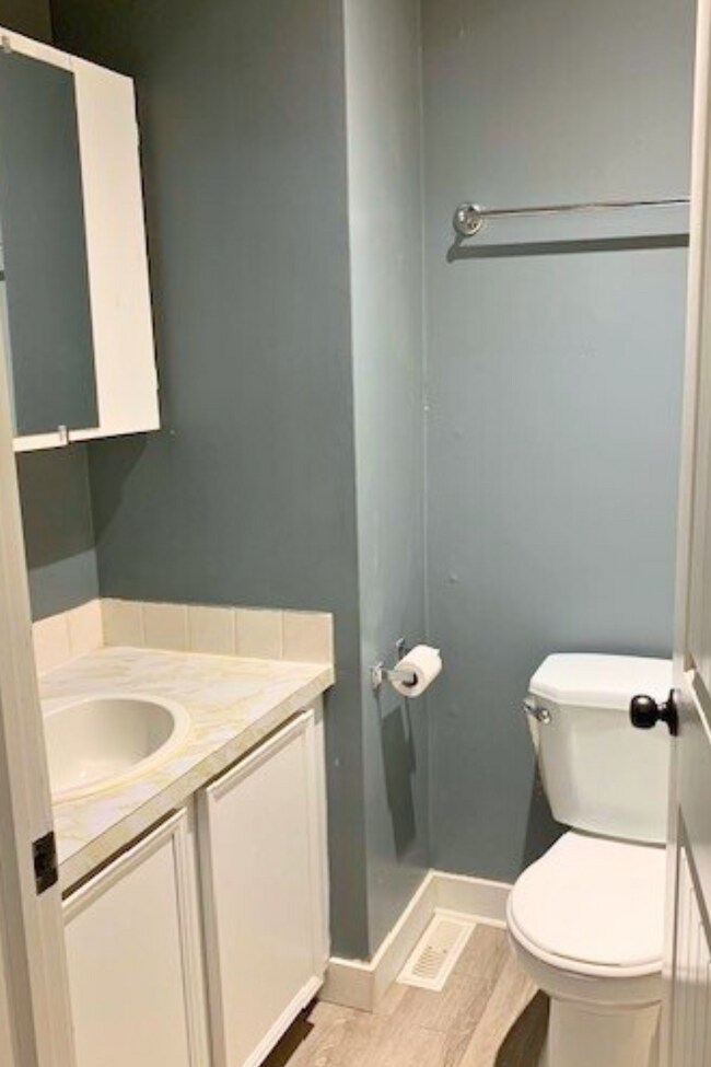 Photo - 10420-10100 100 Ave.