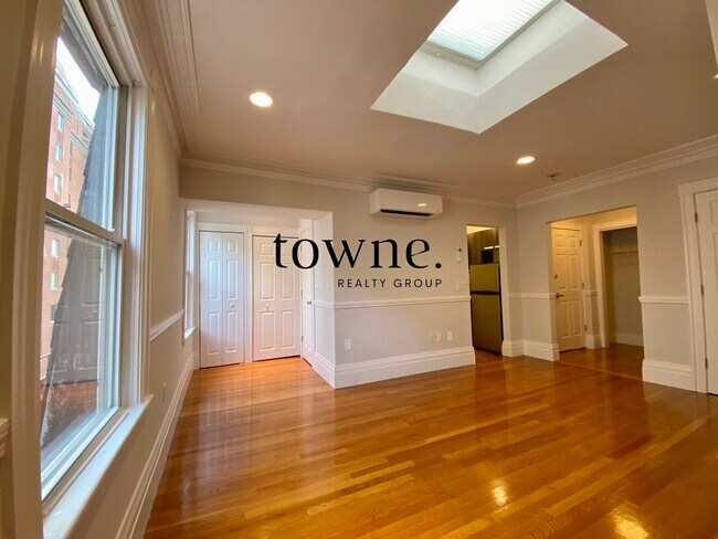 Building Photo - 215 Newbury St Rental