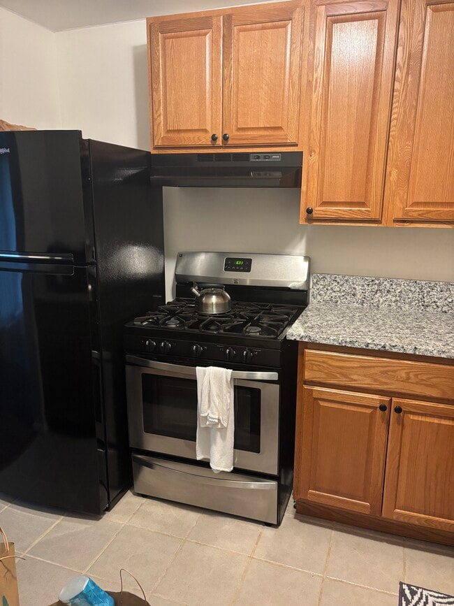 Kitchen Gas Stove & Fridge - 2616 Redcoat Dr Unit 2-DHuntington